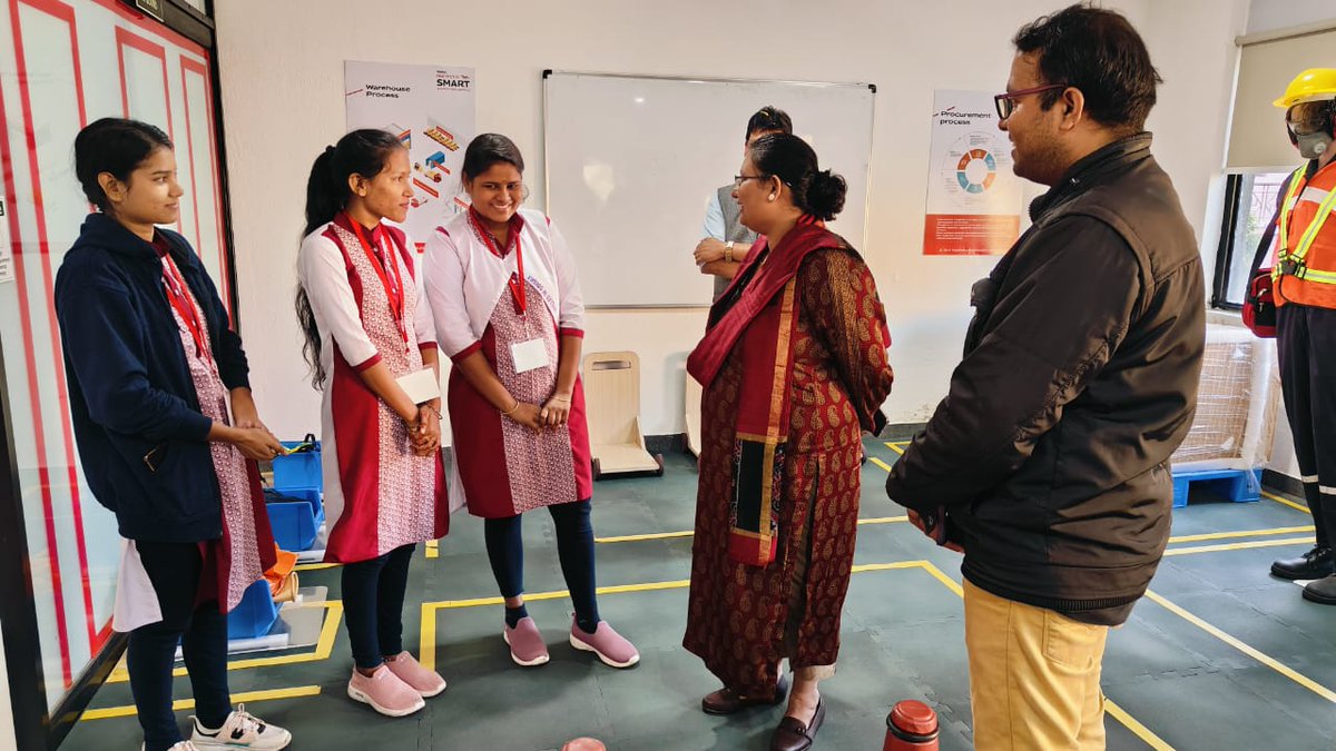 skilled_odisha's tweet photo. Director, DSDE &amp; CEO, OSDA Ms. Rashmita Panda visited the PLTP center of @techmahindracsr at NISWAS campus. She met the trainees undergoing training in Warehouse Executive, Picker &amp; Packer programs. She also interacted with the trainees  preparing for placement interviews. https://t.co/6X47eiXvdH