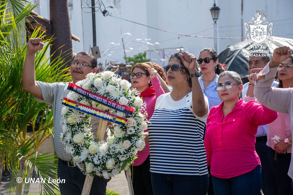 unanleon's tweet photo. La militancia sandinista de León, conmemoró el 50 aniversario del histórico Asalto a la casa de Chema Castillo, un evento que marcó un capítulo crucial en la lucha por la liberación de Nicaragua. Durante el acto, se realizaron ofrendas florales, intervenciones culturales y reflexiones sobre el legado de lucha que sigue inspirando a las nuevas generaciones.