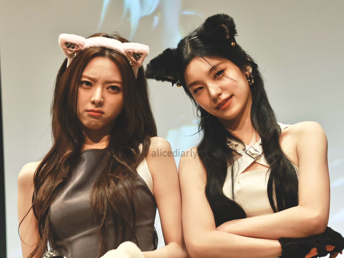 241227 싱가포르 팬사

#YEJI #예지 #YUNA #유나 #ITZY #있지
<a href="/ITZYofficial/">ITZY</a>