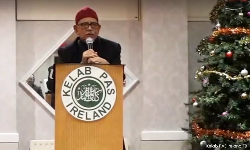 tjerealjoker's tweet photo. Rakyat Malaysia kalo tak sedar lagi tak tahulah.
Inilah manusia paling munafik dalam negara.
Anjing² dia disuruh menyalak pasal Krismas kat Msia.
Tapi Presiden dia lepak Ireland celebrate kat sana.

Sorry for my language.
Tapi PAS ni memang bangsat celaka sial.
Dia lagakan sesama kita antara kaum antara agama.
Tapi dia buat takpe.

Jemputlah maki berjemaah.