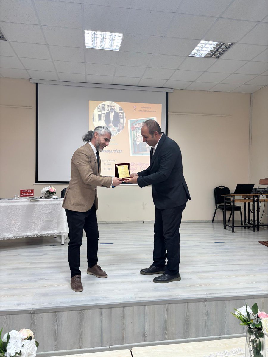 Şarkışlamızın kıymetli yazarı Rafet URAL davetimizi geri çevirmeyerek okulumuza geldi. Öğrenciler ile söyleşi yapan yazarımız ardından kitap imzalama ile programını sonlandırdı. Katılımlarından dolayı kendisine çok teşekkür ederiz.