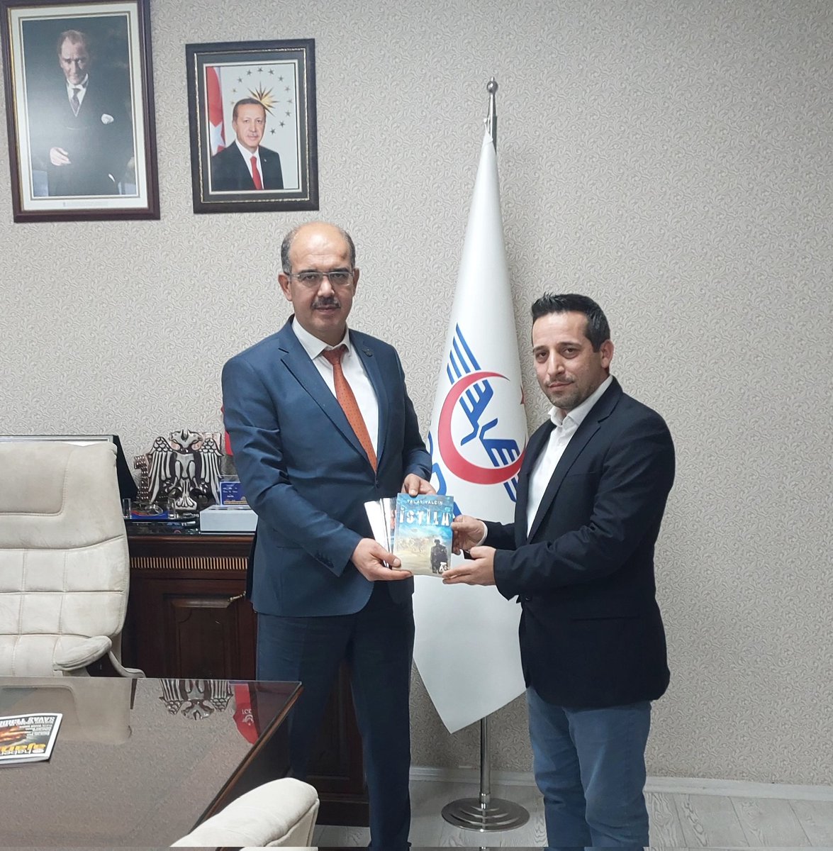 Okumayı seven kıymetli başkanıma verdiği değer ve edebi muhabbeti sebebiyle teşekkür ederim.
#kitapseverlertakiplesiyor
#okumakgüzeldir #haber #tarih #ziyaret #yazar #roman