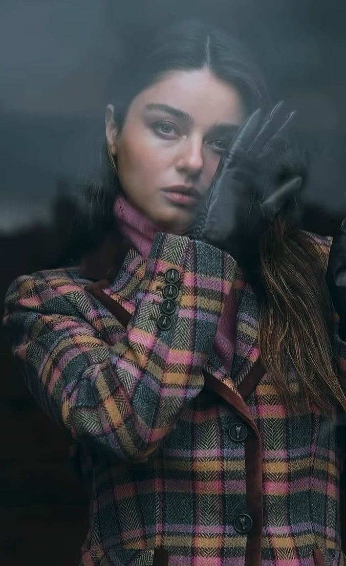 diziyolcusu's tweet photo. Güzel oyuncu #AyçaAyşinTuran,
Marie Claire Ocak sayısında.✨ https://t.co/wVRG3nv33R