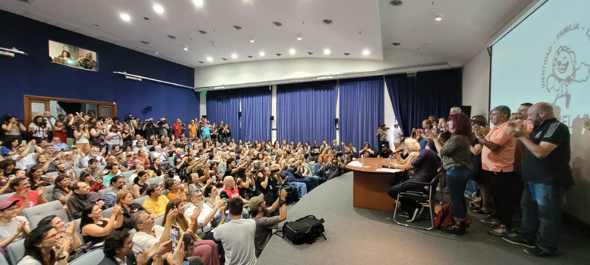 "El delito más qberrante de la dictadura se hace evidente en cada restitución", lee Estela de Carlotto en la conferencia de prensa que anuncia la restitución del #nieto138
