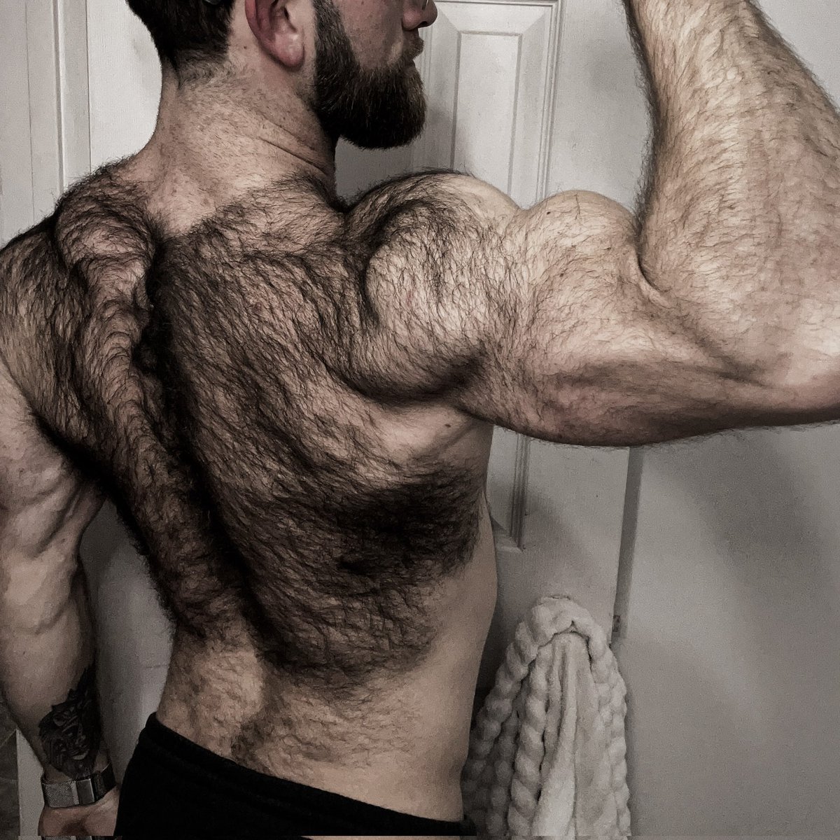 LOGANCINE's tweet image. você é viciado no fato do padrasto ser tão pentelhudo, não é?