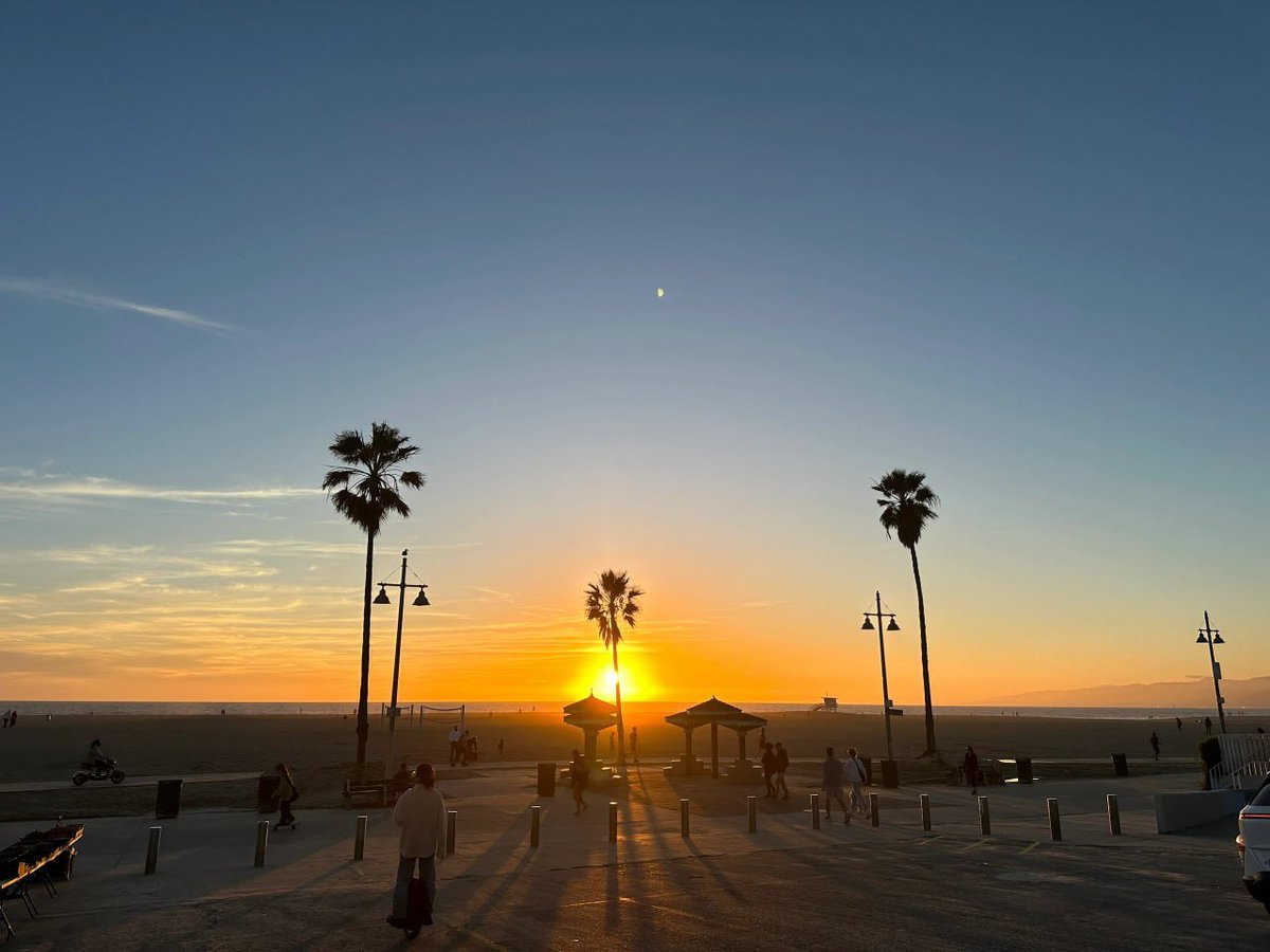 Why I go to the beach every time I have free time.
To relax.😊