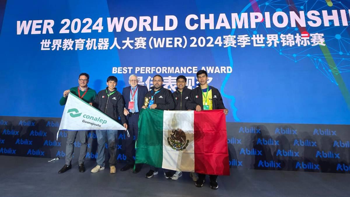 SEP_mx's tweet photo. #SEPReconoce al equipo "Robocon", conformado por Aarón Belman, Ángel Caudillo y Jesús Bonilla, alumnos del @CONALEP_Mex, quienes ganaron el primer lugar en el prestigioso torneo mundial de robótica educativa World Educational Robot Contest 2024, que se realizó en Shanghái, China. 🤖🇲🇽🏆🇨🇳 ¡Muchas felicidades, campeones! 👏🏼🎉

🔗 Conoce más de su participación: https://t.co/95nhuUJR0u