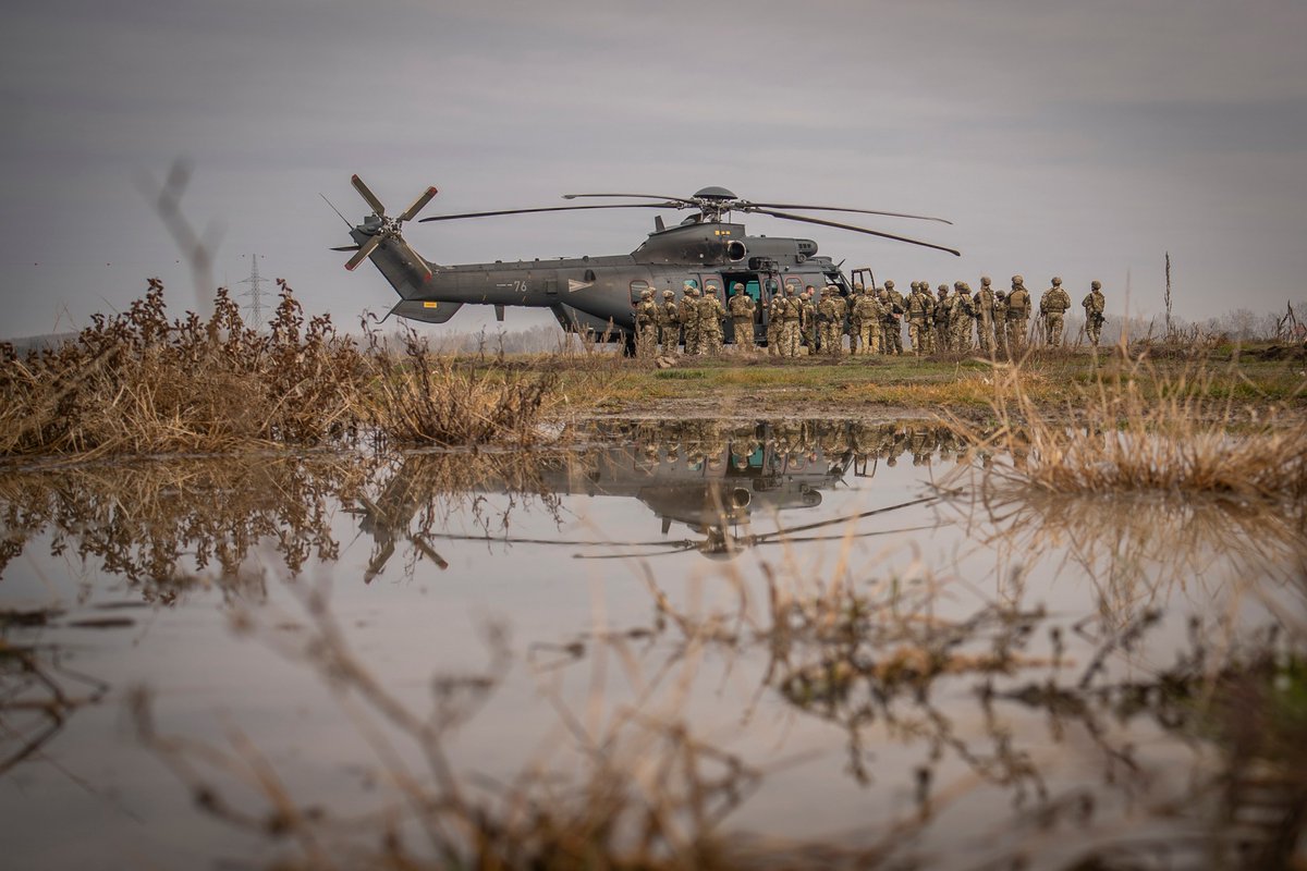 SignalBalkans's tweet photo. 🇭🇺ubrzano modernizuje 🚁 flotu kroz strateško partnerstvo sa Erbasom. Transportni helikopteri sovjetskog/ruskog porekla smatraju se neperspektivnim  i Budimpešta je naručila 16 novih H225M. Erbas je zauzvrat u 🇭🇺 otvorio pogon za izradu 🚁 delova (foto: https://t.co/5mw4a4E3OY) https://t.co/6vvHWjvKoC