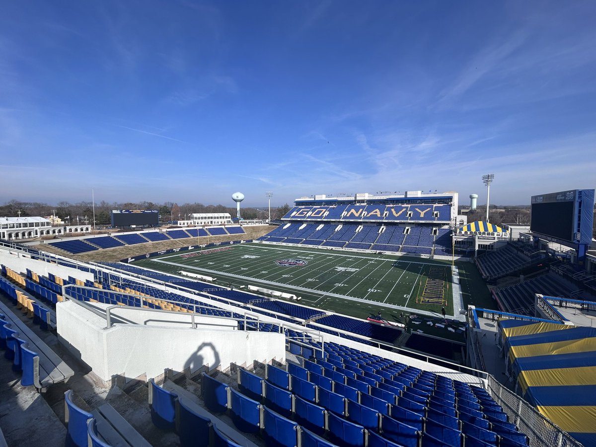 jimszoke's tweet photo. Minimal security and a classic obstructed view the day before the #MilitaryBowl in Annapolis.
ECU vs NC State tomorrow with Andrew Bayes, Kevin Monroe and me @ecusportsnet
#PirateNation #ObstructedViewAlert https://t.co/Ur0VbNqPxe