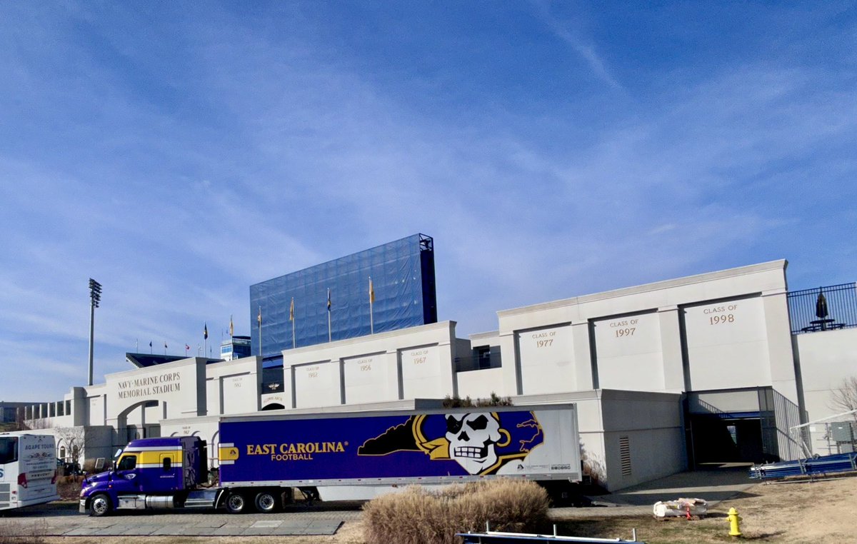 jimszoke's tweet photo. Minimal security and a classic obstructed view the day before the #MilitaryBowl in Annapolis.
ECU vs NC State tomorrow with Andrew Bayes, Kevin Monroe and me @ecusportsnet
#PirateNation #ObstructedViewAlert https://t.co/Ur0VbNqPxe