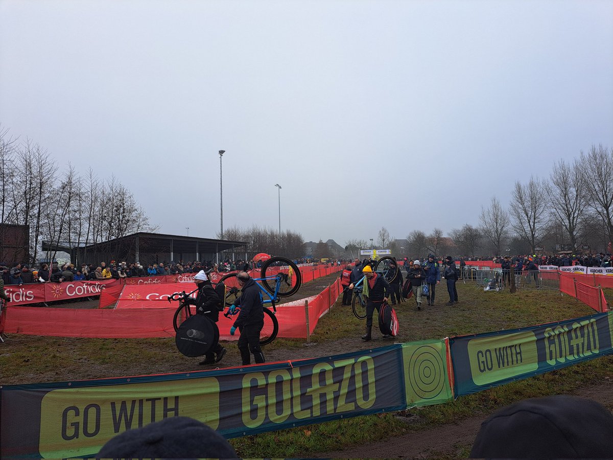 Chris Brouwers (@chrisbrouwers1) on Twitter photo Na jaren nog eens live naar de #cyclocross in #Loenhout gaan kijken. Scherpe focus bij <a href="/mathieuvdpoel/">Mathieu Van der Poel</a>, fijne rentree <a href="/WoutvanAert/">Wout van Aert</a>, mooie prestatie <a href="/LaurensSweeck/">Laurens Sweeck</a> & de verbetenheid van #ThibeauNys geeft aan dat de toekomst verzekerd is. Jammer ook voor <a href="/Sannecant/">Sanne Cant</a>. #Azencross Na jaren nog eens live naar de #cyclocross in #Loenhout gaan kijken. Scherpe focus bij <a href="/mathieuvdpoel/">Mathieu Van der Poel</a>, fijne rentree <a href="/WoutvanAert/">Wout van Aert</a>, mooie prestatie <a href="/LaurensSweeck/">Laurens Sweeck</a> & de verbetenheid van #ThibeauNys geeft aan dat de toekomst verzekerd is. Jammer ook voor <a href="/Sannecant/">Sanne Cant</a>. #Azencross
