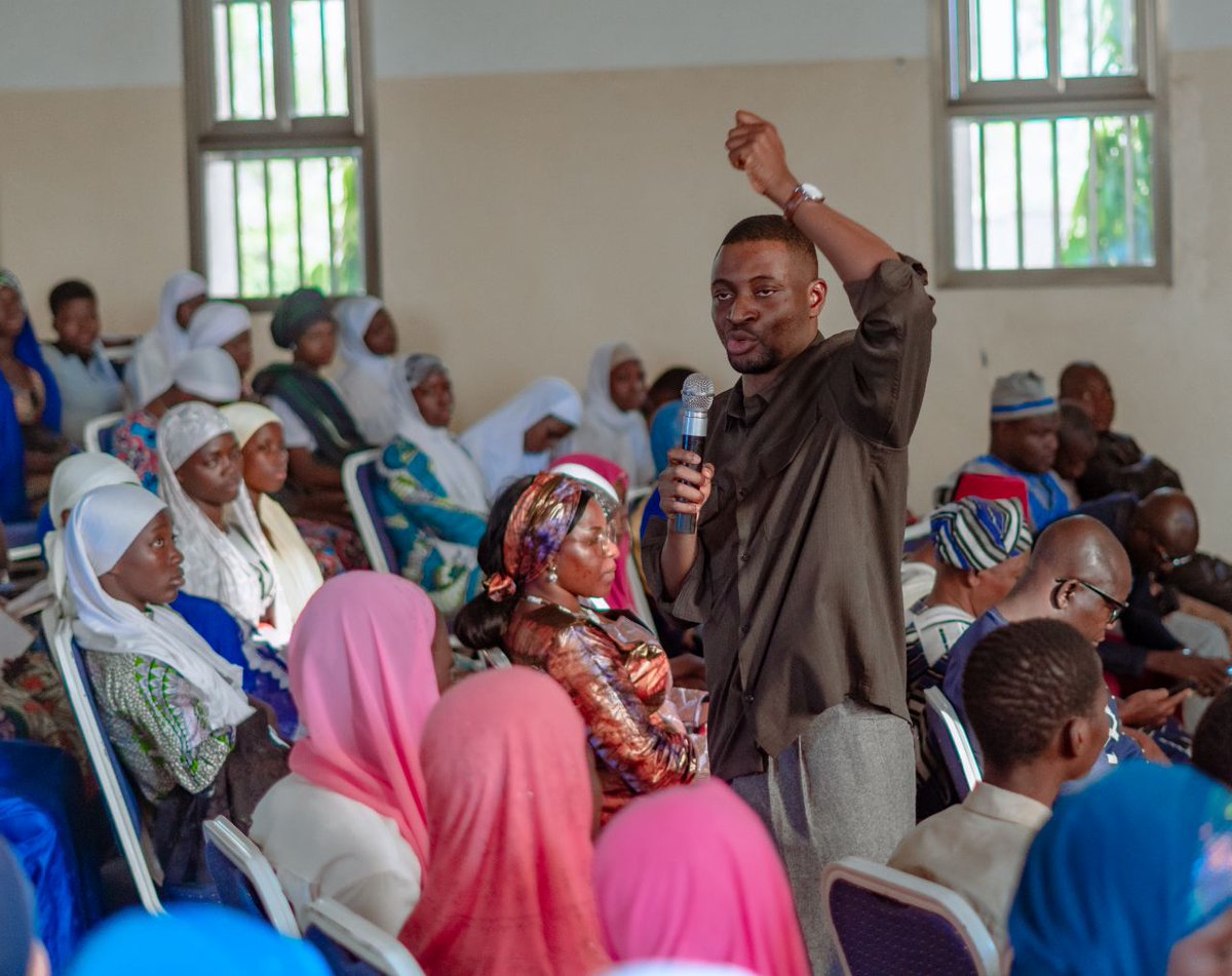Fahd_Fofana's tweet photo. Nous avons échangé avec les jeunes de la préfecture d'Assoli sur le rôle de l'éducation ds le développement de notre société. Nous avons rappelé l'importance que le @GouvTg accorde à ce secteur et invité nos cadets à la culture de l'excellence, de la discipline &amp; de la cohésion ! https://t.co/txIHJCWgai