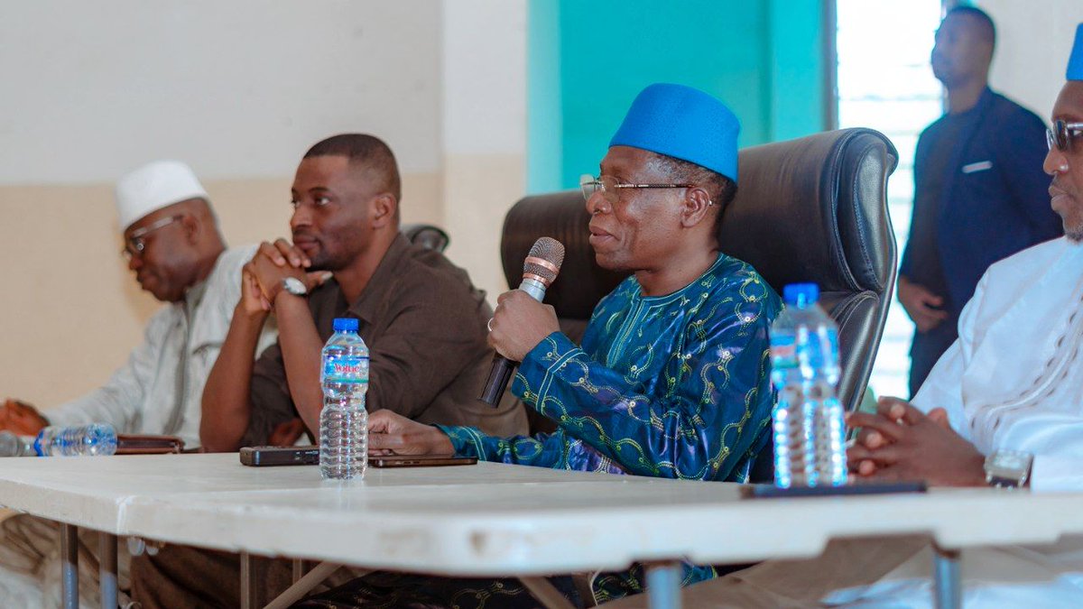 Fahd_Fofana's tweet photo. Nous avons échangé avec les jeunes de la préfecture d'Assoli sur le rôle de l'éducation ds le développement de notre société. Nous avons rappelé l'importance que le @GouvTg accorde à ce secteur et invité nos cadets à la culture de l'excellence, de la discipline &amp; de la cohésion ! https://t.co/txIHJCWgai