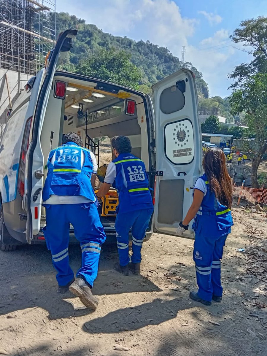 ITROriginal's tweet photo. 🚨SISMO PROVOCA COLAPSO DE ARMAZÓN EN LOS CHORROS, HAY CUATRO CON LESIONADOS LEVES

📌Cuatro trabajadores resultaron lesionados en el tramo de Los Chorros, luego de que una armazón de hierro colapsara debido al reciente sismo en la zona, informó el Ministerio de Obras Públicas.

📌Las víctimas, que sufrieron lesiones leves, ya se encuentran estables y reciben atención médica, según el SEM. No se reportaron personas atrapadas ni fallecidas.
