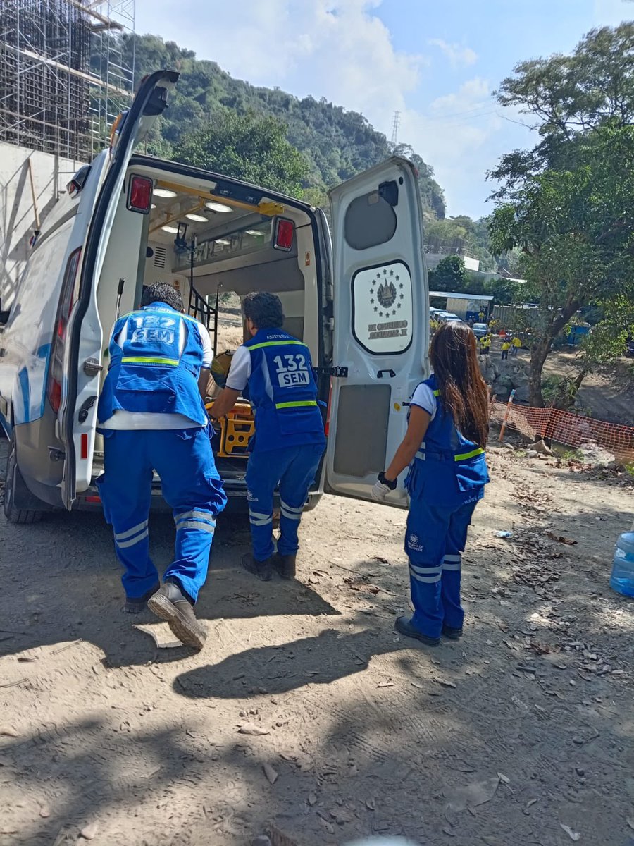 ITROriginal's tweet photo. 🚨SISMO PROVOCA COLAPSO DE ARMAZÓN EN LOS CHORROS, HAY CUATRO CON LESIONADOS LEVES

📌Cuatro trabajadores resultaron lesionados en el tramo de Los Chorros, luego de que una armazón de hierro colapsara debido al reciente sismo en la zona, informó el Ministerio de Obras Públicas.

📌Las víctimas, que sufrieron lesiones leves, ya se encuentran estables y reciben atención médica, según el SEM. No se reportaron personas atrapadas ni fallecidas.