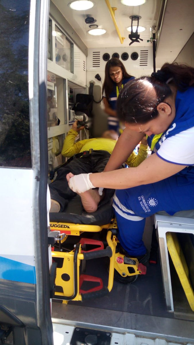 ITROriginal's tweet photo. 🚨SISMO PROVOCA COLAPSO DE ARMAZÓN EN LOS CHORROS, HAY CUATRO CON LESIONADOS LEVES

📌Cuatro trabajadores resultaron lesionados en el tramo de Los Chorros, luego de que una armazón de hierro colapsara debido al reciente sismo en la zona, informó el Ministerio de Obras Públicas.

📌Las víctimas, que sufrieron lesiones leves, ya se encuentran estables y reciben atención médica, según el SEM. No se reportaron personas atrapadas ni fallecidas.