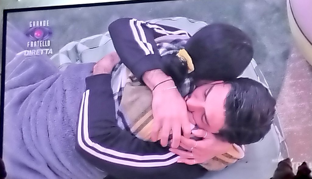 gaiettaa10's tweet photo. sto piangendo guardando questo abbraccio💔 #shailenzo #iostoconshaila #iostoconlollo https://t.co/X0yTa1w1vs