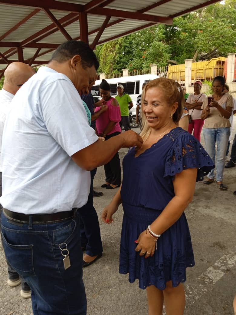 ReyesYadiris's tweet photo. Acto en la OSDE GEICON por el 10 mo Aniversario de su creación y el 66  del Triunfo de la Revolución, con la presencia del Ministro René Mesa y el sec Gral del  SNTC . Se condecoran con la distinción Armando Mestre a 21 compañeros con 20 y 25 años en el sector.Muchas felicidades! https://t.co/Kcz0kWRFWF