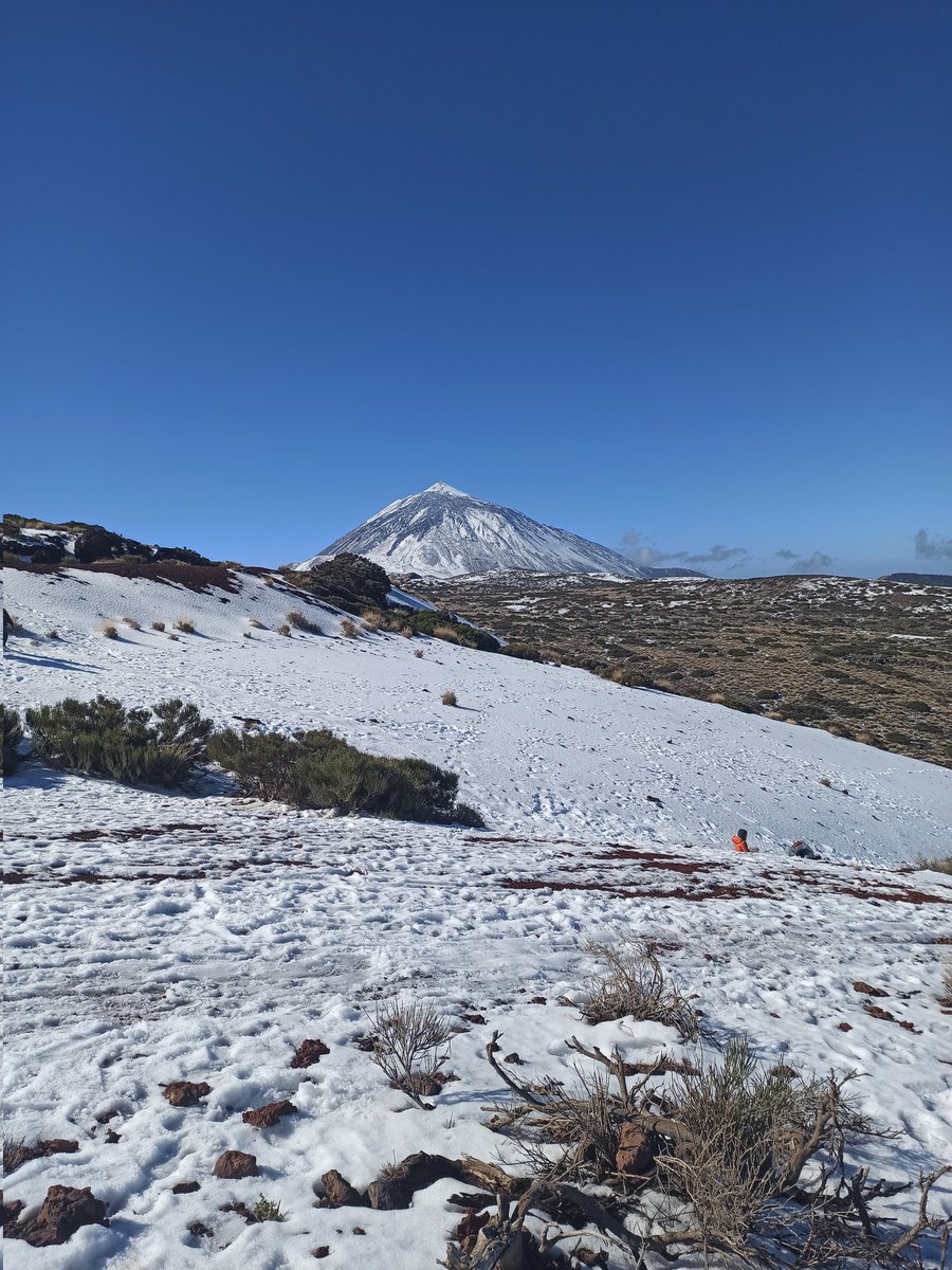 lucisuxx's tweet photo. lo bonita que está la isla y el teide 🥺🤍⛄ https://t.co/q5Q8eKkdI1