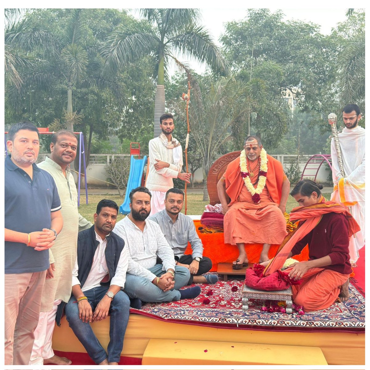 ikaushaldave's tweet photo. વડોદરા ખાતે દ્વારિકા પીઠાધીશ્વર (શારદા પીઠ) અનંત શ્રી વિભૂષિત જગતગુરુ શંકરાચાર્ય પ.પૂ. સ્વામી શ્રી સદાનંદ સરસ્વતી મહારાજજીના આશીર્વાદ મેળવ્યા. સનાતન ધર્મ અંગેનો એમનું જ્ઞાન અને એમના વિચારો ખુબજ પ્રેરણાદાયી છે. https://t.co/qMi876OmPE
