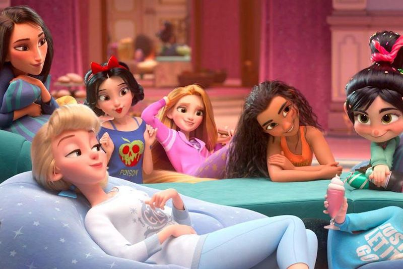 シュガーラッシュ2で、ディズニープリンセス達の部屋着が出てくるんですけど。もしやと思い見に行ったら、モアナもいた～
当時は雰囲気で見てたけど、他のキャラの私服もいいなこれ。