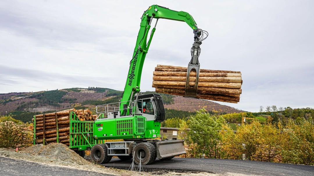 PODMachines's tweet photo. The SENNEBOGEN 735 E💚🌍

✅ Fuel savings of up to 30% can be achieved and it fits ideally into the company's sustainability strategy.

✅ The driving dynamics are impressive even on inclines and in trailer operation.

#materialhandling #Balancer #umschlagbagger #heavyequipment https://t.co/I2qTI38aGr