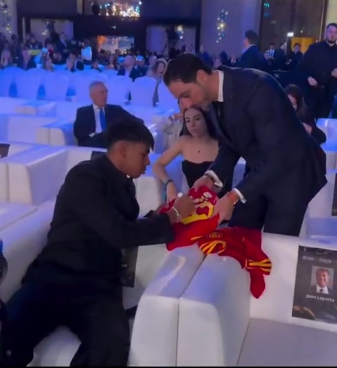 MarioHurtadoRM's tweet photo. LAMINE YAMAL SE HA LLEVADO A LA GALA A ALEX PADILLA NO NO NO, LAMINE TE TIENEN QUE HABLAR COMO UN PADRE, ERES MILLONARIO JODER NO PUEDES PERMITIR PERDONAR A UNA QUE TE HA PUESTO LOS CUERNOS. https://t.co/uImR9A9XJo