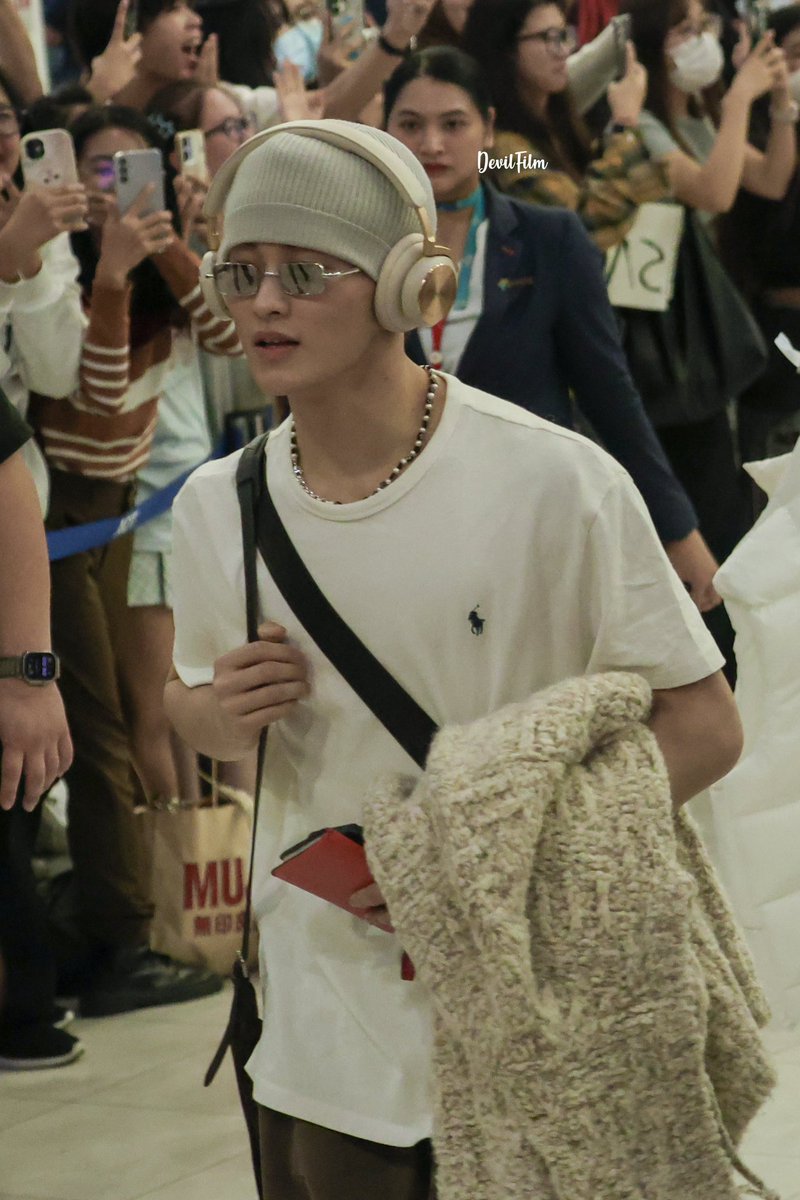 daintymkl's tweet photo. oh my god mark ?????? 😨 https://t.co/cmyQCy3OKx