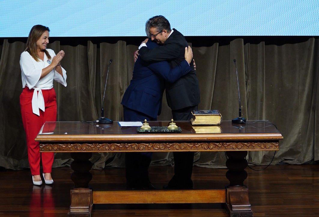 gobdecordoba's tweet photo. 🤝 El gobernador @MartinLlaryora le tomó juramento al nuevo ministro de @MinCoopCba, @GustavoHBrandan. El flamante funcionario tiene la misión de consolidar un sector clave para la economía social de nuestra provincia e impulsar políticas públicas que lo dinamicen y fortalezcan.

🗨️ "#Córdoba ha sido grande gracias a todo el movimiento cooperativista que, durante años, formó la economía y la idiosincrasia del interior de nuestra provincia. Quiero ratificar que vamos a trabajar juntos con cada uno de los integrantes de las #cooperativas y #mutuales", dijo Brandán.

#CórdobaNoPara #SeguimosHaciendo