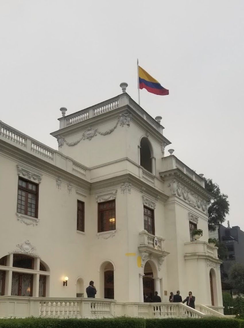 Vender la casa de la embajada de Colombia en Lima además de que es un pésimo negocio es una desafío a la historia. Se trata de un verdadero museo para la historia del Perú y también de Colombia.