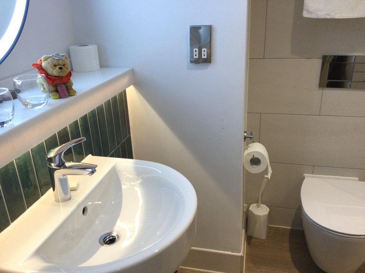 LondonChowClub's tweet photo. ‘Ad a #romantic evenin’ #walk 4 da 2 lil #love #bears @ #Warner #Heythrop wit’ hot choc an’ grild #marshmallow . Also mi #duty 2 #inspect da #shower room. Off 2 #dinner now. https://t.co/Zn4eeQMlCN