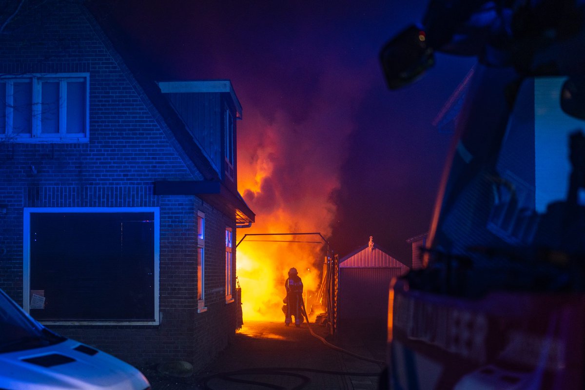 Uitslaande brand legt schuur bij woning in de as in Wolvega