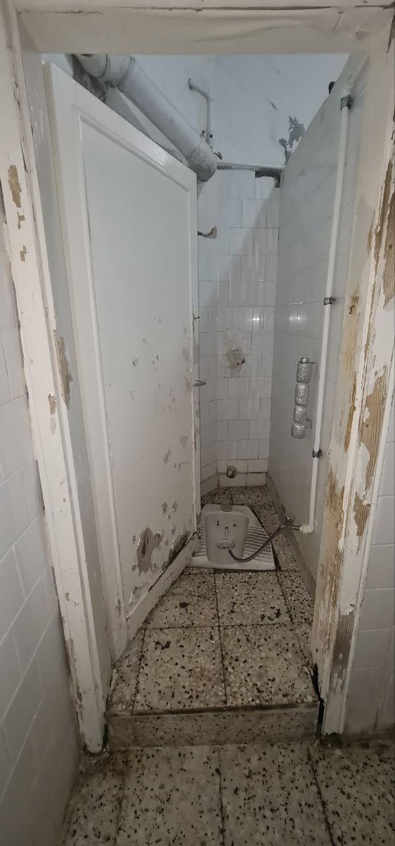 Burası Niğde’de bir Engelli Bakım Evi.
Devletin ayda ‘engelliye bakma şartıyla’ 4 milyon 700 bin TL verdiği bakım evinin haline bakın.

Kimin mi burası?
AKP Bor İlçe Teşkilat Başkanı Kahraman Doygun’un.

Babası kim? 
AKP’li Altunhisar Belediye Başkanı Neşet Doygun.

Şikayet