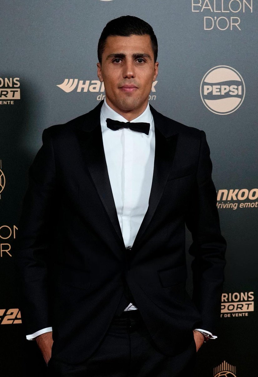 🗣️ Rodri cuando ganó el balón de oro: "Cuando se te reconoce tu valor a un nivel muy alto, está bien acudir, seas el vencedor final o no. Hay que saber ganar, pero saber perder también es importante."

ÉL no ha acudido a la Gala THE BEST, NI LOS GOBLE SOCCER AWARDS, HIPOCRESÍA 😂