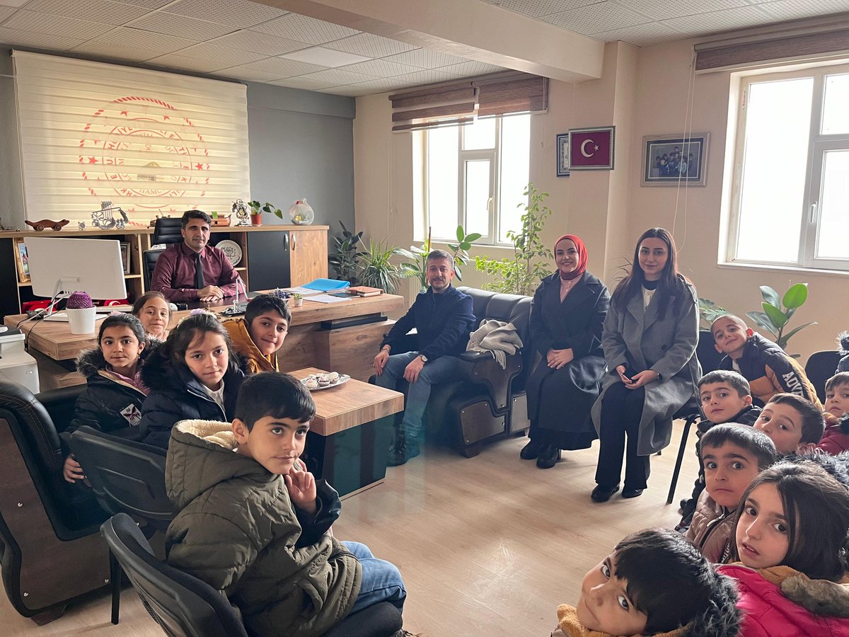 HamurMEM1's tweet photo. AİÇÜ  Turizm İşletmeciliği ve Otelcilik Yüksekokulu Gastronomi ve Mutfak Sanatları Bölümünü ziyaret edip uygulama laboratuvarında kek hazırlayan Aş. Gözlüce İlkokulu öğrencileri yaptıkları kekleri Müdürümüz ÖZMÜŞ'e getirip ikram ettiler  @MNesipMahir @hasan_kokrek @mehmetozmus_ https://t.co/hOozItGBy0