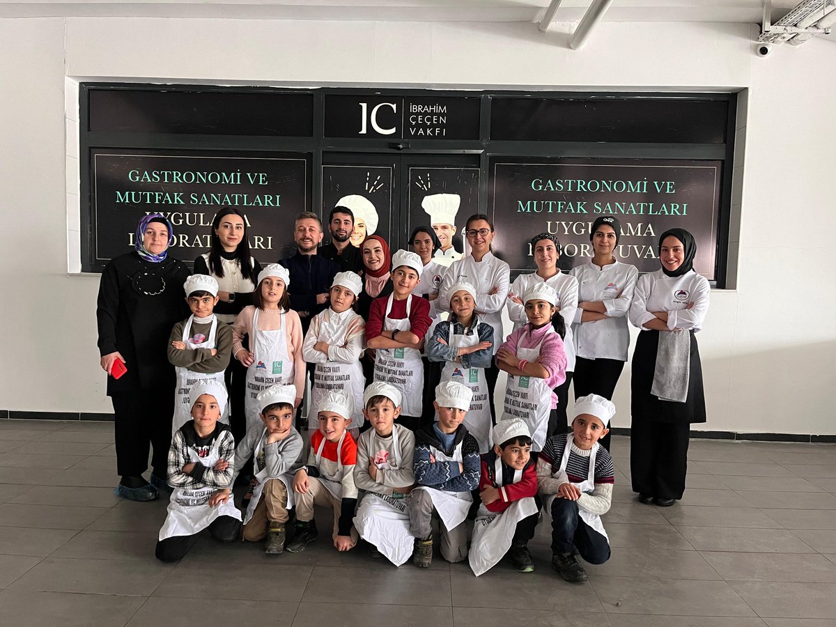 AİÇÜ  Turizm İşletmeciliği ve Otelcilik Yüksekokulu Gastronomi ve Mutfak Sanatları Bölümünü ziyaret edip uygulama laboratuvarında kek hazırlayan Aş. Gözlüce İlkokulu öğrencileri yaptıkları kekleri Müdürümüz ÖZMÜŞ'e getirip ikram ettiler  <a href="/MNesipMahir/">Mehmet Nesip MAHİR</a> <a href="/hasan_kokrek/">Hasan Kökrek</a> <a href="/mehmetozmus_/">Mehmet ÖZMÜŞ</a>