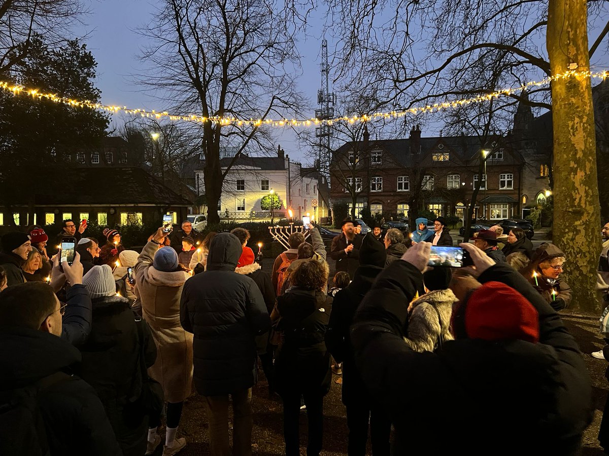 Cllr da Costa attended yesterday evening's menorah lighting. 

Lovely to see so many people come out for it and a special thank you to Rabbis Boruch &amp; Liss 🕎