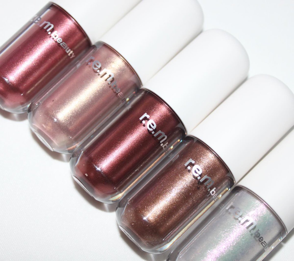 rembeauty's tweet photo. create holiday party-ready looks with the #midnightshadows lustrous liquid shadows ⋆˚☆˖°⊹₊ ⋆
📷: r.e.m.sources (ig) https://t.co/igsBjEx8KJ