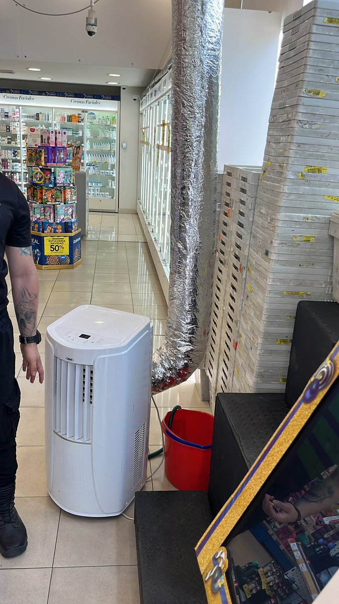 1talyacare's tweet photo. Hola @Salcobrand , en la farmacia de Diagonal oriente con Antonio varas llevan 2 años con el aire acondicionado malo. Para uno cómo cliente la experiencia es mala (duele la cabeza por el calor), pero para los trabajadores una condición poco humana, que hacemos al respecto? https://t.co/m72fP1xLL4