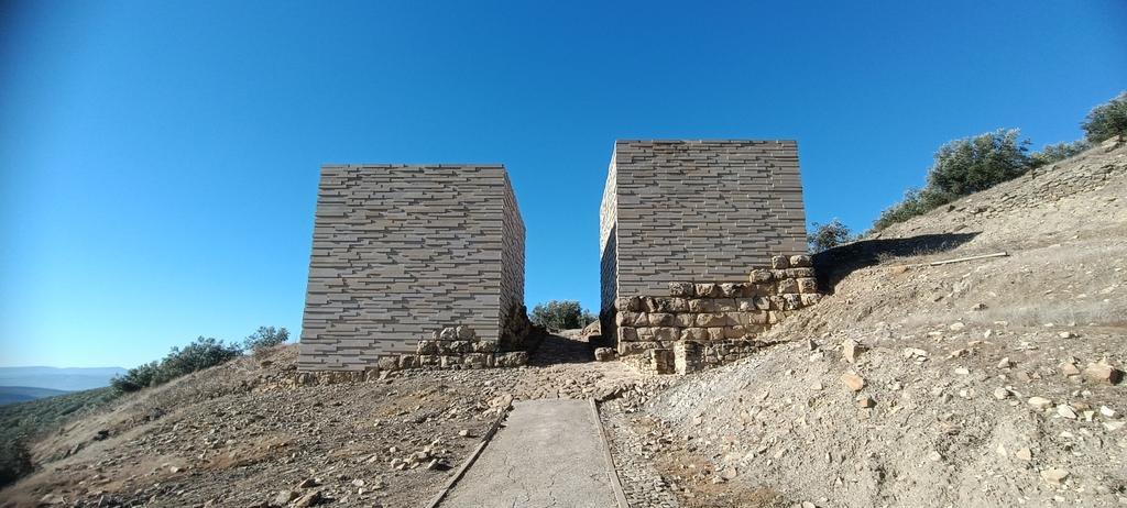 Arturodelp's tweet photo. 🏛️ Hoy he estado en la Colonia Ituci Virtus Iulia (Torreparedones, Baena, Córdoba), un yacimiento arqueológico excepcional, al igual que muy polémico en su reconstrucción. En otro momento seguimos con este tema. Para muestra un botón. 🫣
#Ituci #Torreparedones #Baetica https://t.co/ZRkjeywKGx