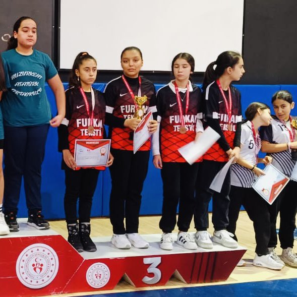 GozneO's tweet photo. 2024-2025 Okul Sporları Masa Tenisi turnuvasında il 3. sü olan öğrencilerimizi ve öğretmenlerimiz Yusuf ERSÖZ, Abdullah UYSAL’ı tebrik ederiz. @tcmeb @Yusuf__Tekin @ahpehlivan53 @MersinMEM @fazilet_durmus @BaykalBasdemir @FatihBurgut @Sogukpinar023 @kaanaydemir_33 @toroslarmem https://t.co/C94lowZDQP
