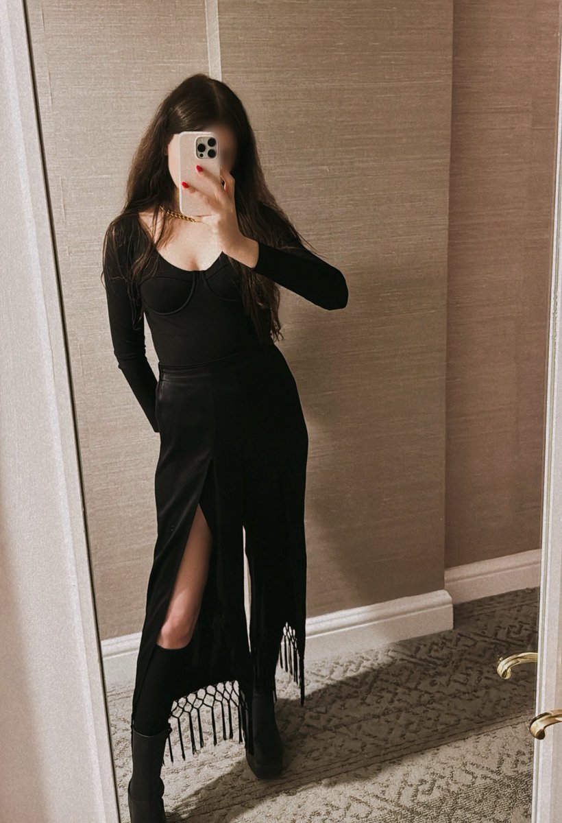 HaileyMadisonNY's tweet photo. You think I’m the bee’s knees, don’t you? 🐝😘 https://t.co/obiOzWPhbr