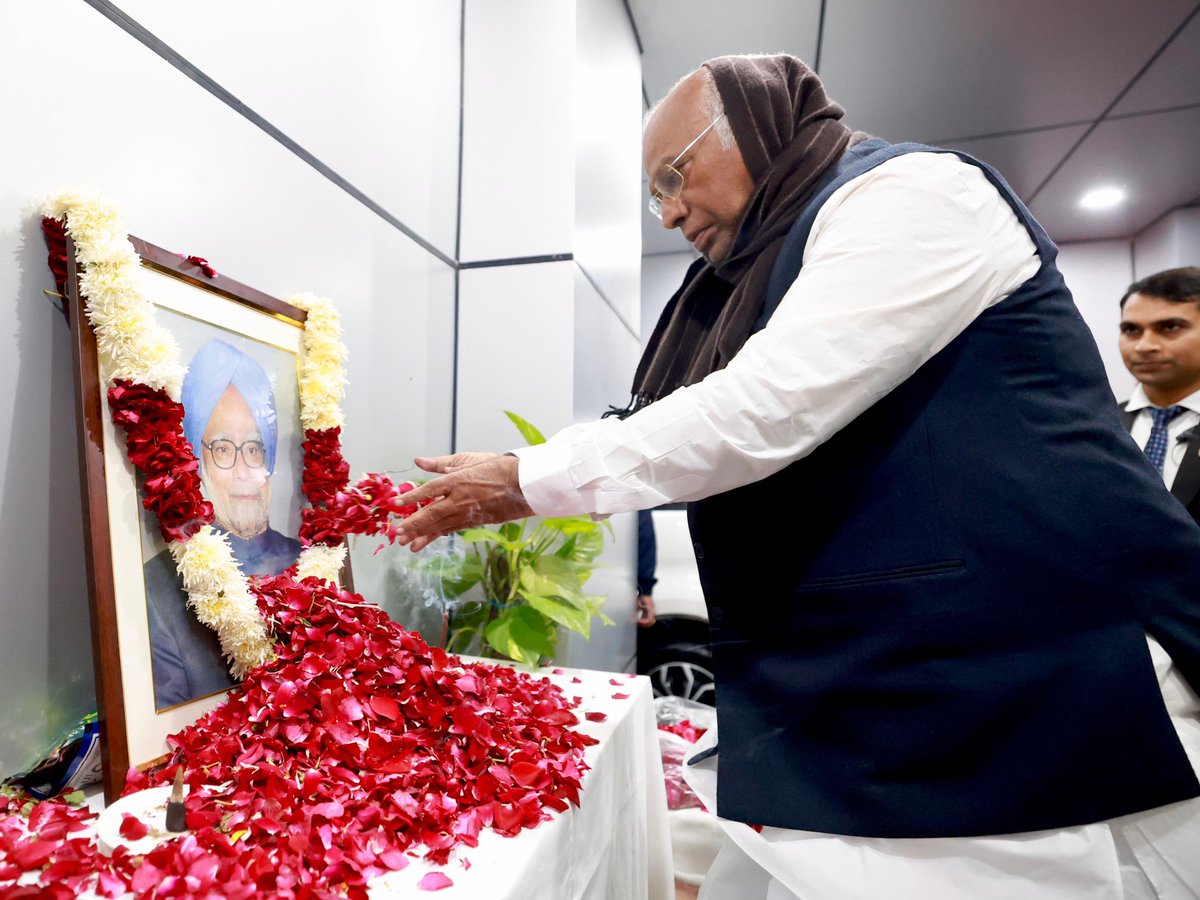 mamta_bhupesh's tweet image. कांग्रेस कार्य समिति की बैठक में पूर्व प्रधानमंत्री डॉ ”मनमोहन सिंह&quot; जी को श्रद्धासुमन अर्पित कर विनम्र श्रद्धांजलि दी।

कांग्रेस के मूल्यों, विचारों और हमारे दिलों में डॉ #मनमोहन_सिंह जी के आदर्शों और मार्गदर्शन की झलक हमेशा रहेगी। _&quot;
#ManmohanSingh 
#CongressCWC @INCIndia @IYC