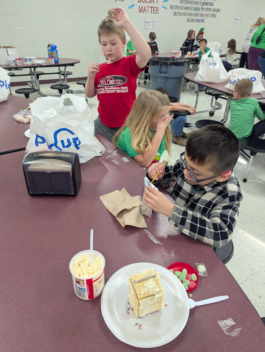 Thank you <a href="/kroger/">Kroger</a> on Irvin Cobb (Paducah KY) for donating these wonderful bags for  transporting our gingerbread houses home..