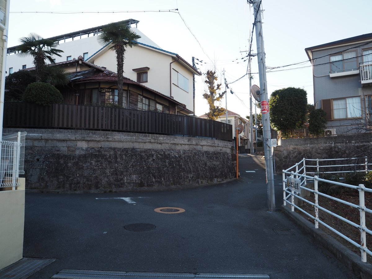 5UHtI8HUS8vaxTS's tweet photo. ①猪名野神社に残る有岡城惣構えの土塁
②③周辺の高低差ある地形
まさに「岡」に「有」る「城」ですね。
今年も妄想三昧の一年でしたが、来年も妄想道に精進することにします🤣‼ https://t.co/tzjxX8aUvB