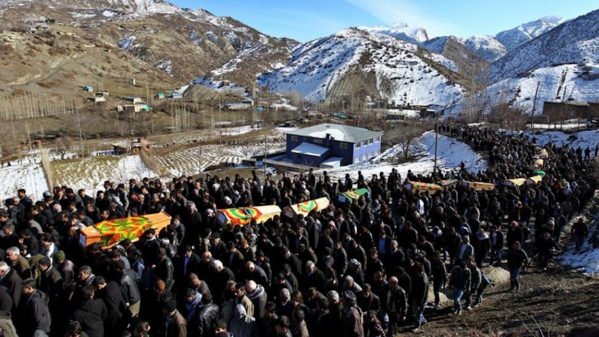 diakurd_org's tweet image. Îro 13 sal li ser komkujiya #Roboskî derbas bû. Di wê trajediyê de 35 kurdên sivîl li ber kurdbûna xwe bi destê dewleta dagîrker ya Tirkiye hatin şehîdkirin. Ew kiryare tawanekî din ya dijemirovî bû ku Tirkiye li hemberî gelê me kir û nayê jibîrkirin.  1/2
#RoboskiMassacre