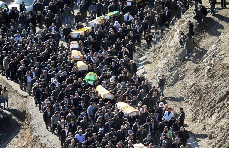 diakurd_org's tweet image. Îro 13 sal li ser komkujiya #Roboskî derbas bû. Di wê trajediyê de 35 kurdên sivîl li ber kurdbûna xwe bi destê dewleta dagîrker ya Tirkiye hatin şehîdkirin. Ew kiryare tawanekî din ya dijemirovî bû ku Tirkiye li hemberî gelê me kir û nayê jibîrkirin.  1/2
#RoboskiMassacre