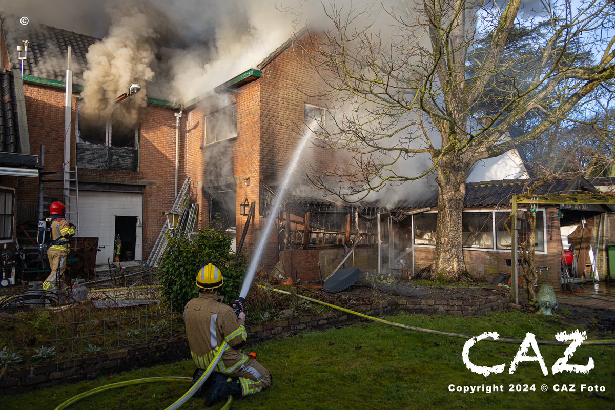 Brand in bijgebouw aan de Veldweg in Laren