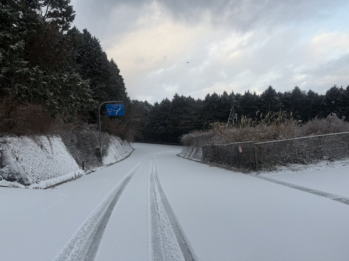 Darth_Anakin's tweet photo. 生石高原の���朝は雪でした https://t.co/JZqGG5zfmS