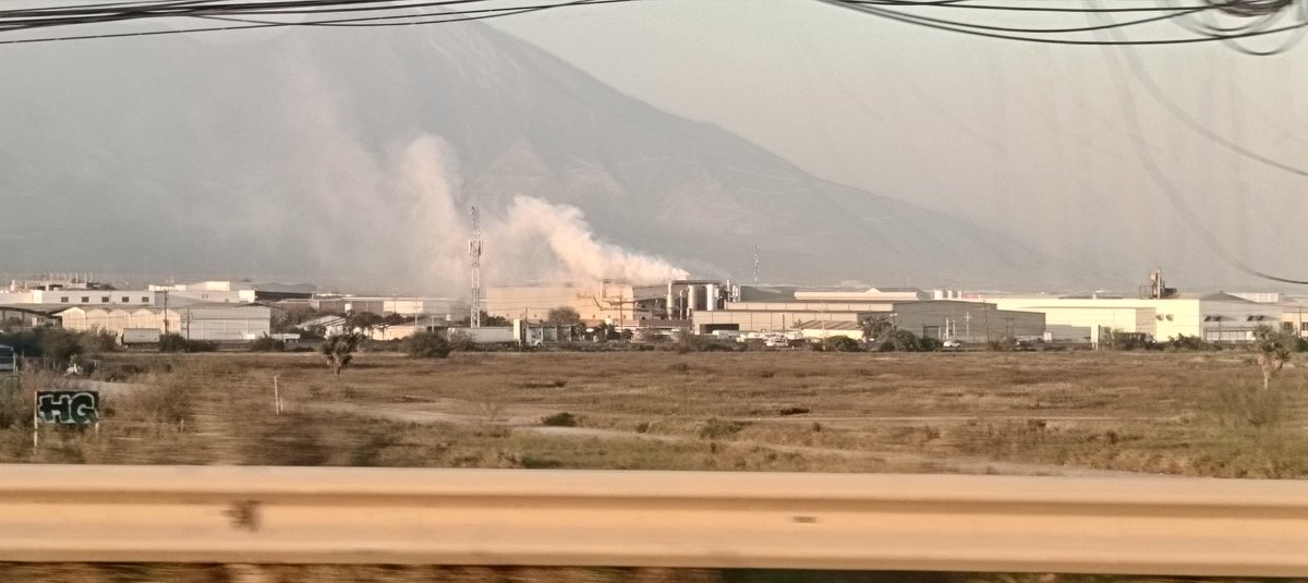 RogerRegio's tweet photo. Así las fábricas en este momento en #garcianl @nmasmonterrey
Que paso @MedioAmbienteNL eso no cuenta como contaminación? https://t.co/yUHEoYPsln